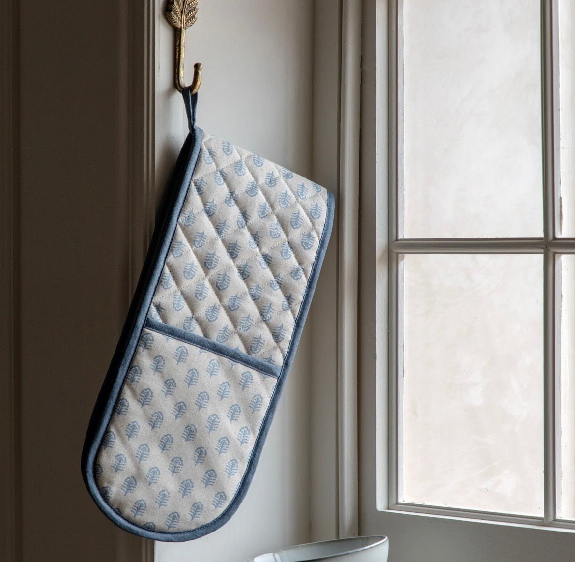Floral Stamp Oven Glove Blue